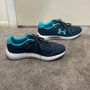 8.5 Under Armour women’s tennis shoes